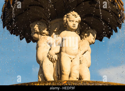 Amorini sulla Fontana di carciofo, nel Parco del Retiro di Madrid, Spagna. Fu costruito nel 1781 dall'architetto Ventura Rodriguez. Foto Stock