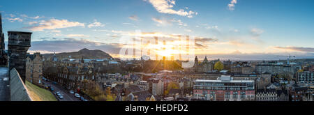 Edimburgo, Scozia, Regno Unito - 16 Novembre 2016: Edinburgh cityscape come visto da Edinburgh castle hill, durante il sunrise Foto Stock