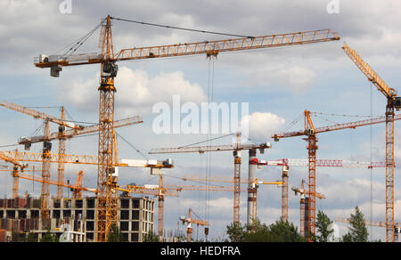 Costruzione di gru in un cantiere in un giorno feriale Foto Stock