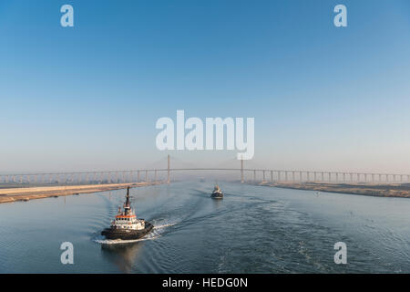 Barche rimorchiatore passare il Canale di Suez Ponte a El Qantara, Egitto Foto Stock