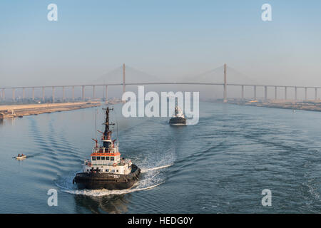 Barche rimorchiatore passare il Canale di Suez Ponte a El Qantara, Egitto Foto Stock