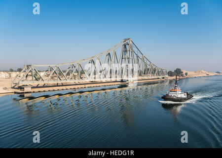 Rimorchiatore passa El Ferdan ponte ferroviario nel Canale di Suez vicino a Ismailia, Egitto Foto Stock