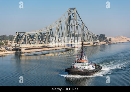 Rimorchiatore passa El Ferdan ponte ferroviario nel Canale di Suez vicino a Ismailia, Egitto Foto Stock