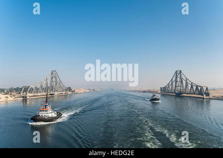 Rimorchiatore passa El Ferdan ponte ferroviario nel Canale di Suez vicino a Ismailia, Egitto Foto Stock