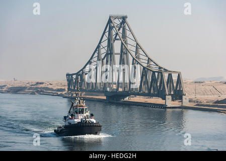 Rimorchiatore passa El Ferdan ponte ferroviario nel Canale di Suez vicino a Ismailia, Egitto Foto Stock