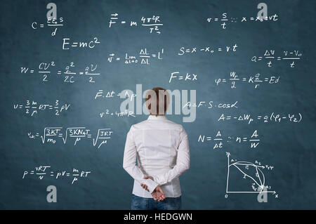 Business persona in piedi nella parte anteriore della formula matematica. Il concetto di scienza. Foto Stock