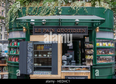Un Le Pain Quotidien stand in una piccola area pedonale sulla Upper West Side. Foto Stock