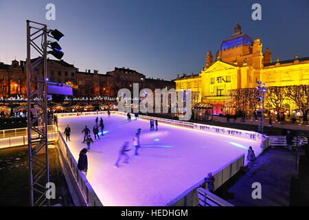 Illuminato Anello di pattinaggio nel tempo di Natale nella parte anteriore del padiglione di Zagabria in inverno Foto Stock