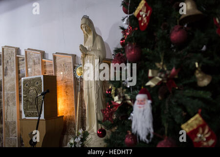 La siria Rojava orientare i cristiani - 17/12/2016 - Siria / Rojava - Dicembre 2016 - Kurdistan siriano (Rojava) - Hassake - 6 chiese area - l'albero di Natale è risolta nei pressi di una statua di Maria. - Chris Huby / Le Pictorium Foto Stock