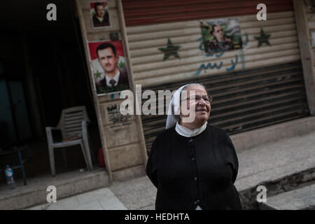 La siria Rojava orientare i cristiani - 17/12/2016 - Siria / Rojava - Dicembre 2016 - Kurdistan siriano (Rojava) - Hassake - 6 chiese area - Ritratto di suor Maria nel suo occidental syriak chiesa. Ella ha alcuni amici in tutti i gruppi nella zona e si rammarica del fatto che tutti i cristiani stanno andando ora fuori della Siria. - Chris Huby / Le Pictorium Foto Stock