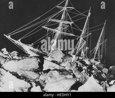 ENDURANCE intrappolata nel pack di ghiaccio nel Mare di Weddell durante l'Imperial Trans-Antarctic spedizione del 1914. Foto: Frank Hurley Foto Stock