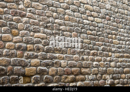 Polarizzato antico muro di pietra di un edificio storico, adatto come sfondo a trama Foto Stock