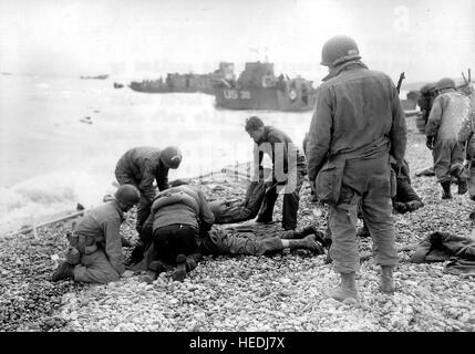 La Normandia, Francia, giugno 1944. I medici e gli infermieri soccorrere i soldati feriti dei combattimenti in Normandia, la II Guerra Mondiale Foto Stock