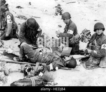 La Normandia, Francia, giugno 1944. I medici e gli infermieri soccorrere i soldati feriti dei combattimenti in Normandia, la II Guerra Mondiale Foto Stock