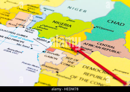 Freccia rossa che indica il Camerun sulla mappa del continente africano Foto Stock