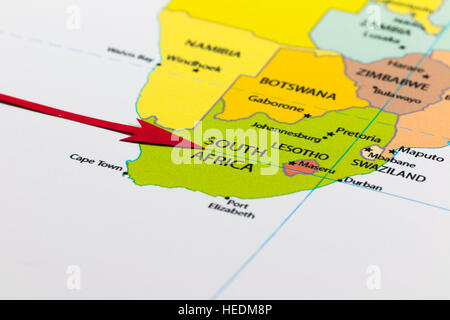 Freccia rossa che indica il sud africa sulla mappa del continente africano Foto Stock