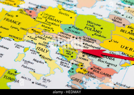 Freccia rossa che indica la Croazia sulla mappa del continente Europa Foto Stock