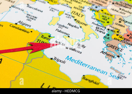 Freccia rossa che indica di malta sulla mappa di Europa continente Foto Stock