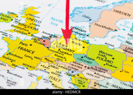 Freccia rossa che indica la Germania sulla mappa del continente Europa Foto Stock