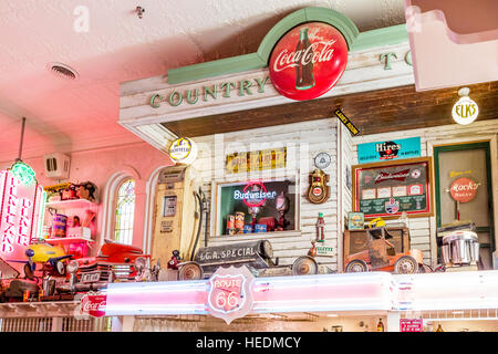 Vecchie insegne al neon e cimeli del percorso 66 reestaurant in Bar Harbor Maine Foto Stock