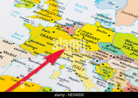 Freccia rossa che indica la Svizzera sulla mappa del continente Europa Foto Stock