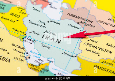 Freccia rossa che indica l'iran sulla mappa del continente asiatico Foto Stock