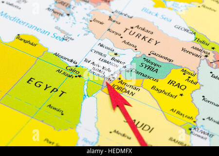 Freccia rossa che indica Israele sulla mappa del continente asiatico Foto Stock