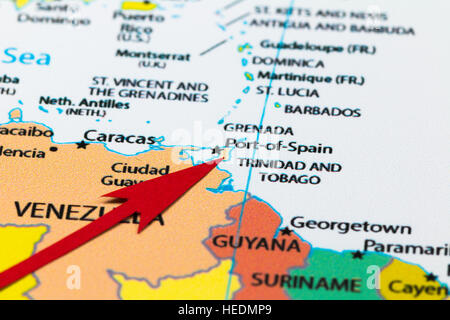 Freccia rossa che indica di Trinidad e Tobago sulla mappa di sud america continente Foto Stock