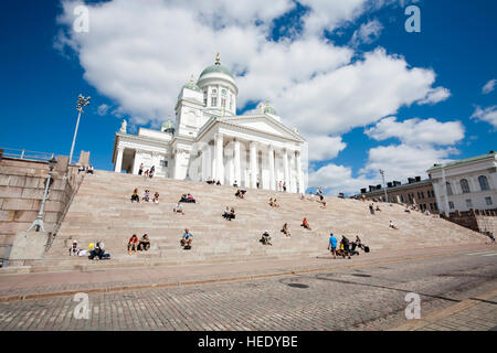 La gente seduta sulle scale Tuomiokirkko, Helsinki Finlandia Foto Stock