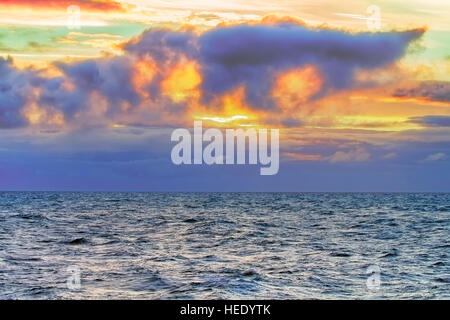 Contrastanti e mutevole del mare del Nord. Disturbando il tramonto prima della tempesta Foto Stock