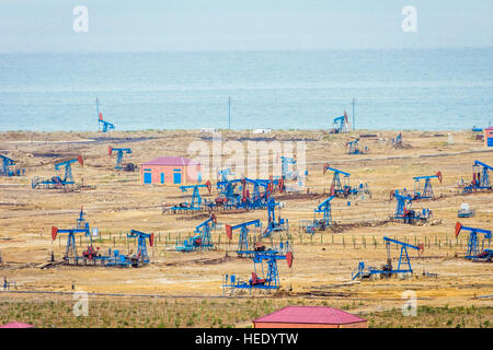 Pompe olio e impianti di trivellazione del campo dal Mar Caspio vicino a Baku in Azerbaijan Foto Stock