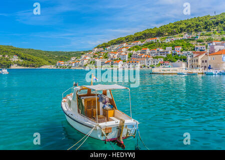 Tempo soleggiato in città Pucisca, piccolo posto del mediterraneo in Croazia, isola di Brac, Europa estate. Foto Stock