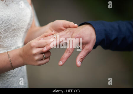 Abito da sposa anello per lo sposo sulla cerimonia di nozze Foto Stock