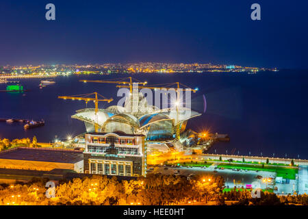 BAKU in Azerbaijan - 21 settembre: Caspian Waterfront shopping mall in costruzione di notte, Baku. Settembre 2016 Foto Stock