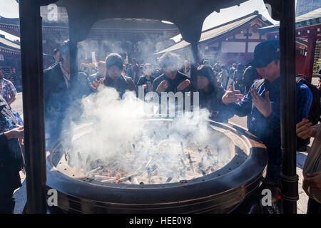 Giappone, Honshu, Tokyo Asakusa, Tempio di Asakusa Kannon aka Sensoji, gigante bruciatore di incenso Foto Stock