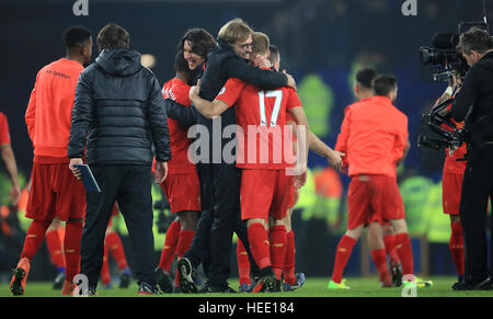 Liverpool manager Jurgen Klopp e di Liverpool Ragnar Klavan abbracciare dopo il fischio finale del match di Premier League a Goodison Park di Liverpool. Foto Stock