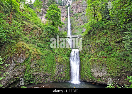 Ponte su cascate Multnomah in oregon Foto Stock