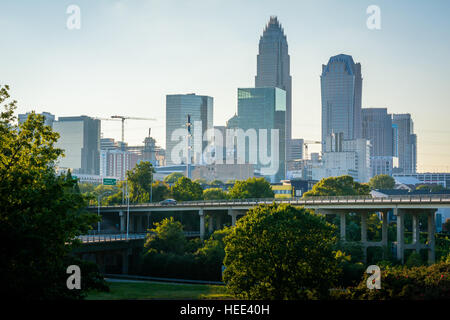 Vista di autostrade e il Charlotte Uptown skyline, in Charlotte, North Carolina. Foto Stock