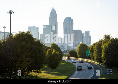 Vista di autostrade e il Charlotte Uptown skyline, in Charlotte, North Carolina. Foto Stock