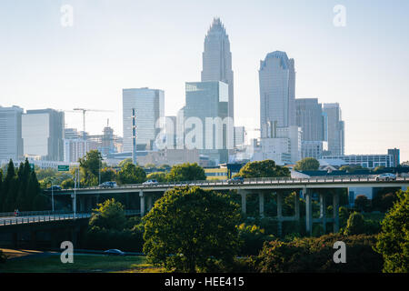 Vista di autostrade e il Charlotte Uptown skyline, in Charlotte, North Carolina. Foto Stock