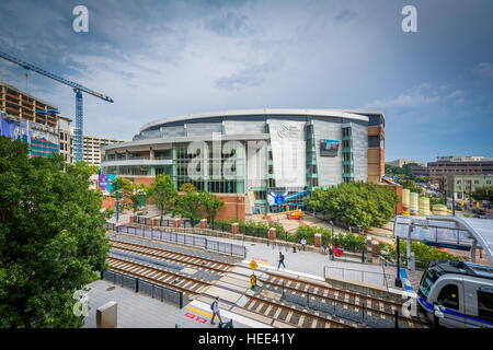 Vista dei binari ed edifici in Uptown Charlotte, North Carolina. Foto Stock