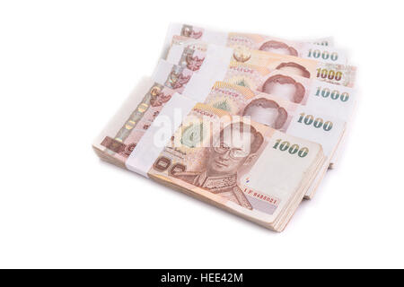 Vicino la pila di denaro tailandese isolati su sfondo bianco Foto Stock