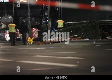 Berlino, Germania. Xix Dec, 2016. Un carrello guidato la sera a Berlino Mercatini di Natale a Breitscheidplatz nella Berlin-Charlottenburg. Ci sono molti morti e decine di feriti. © Simone Kuhlmey/Pacific Press/Alamy Live News Foto Stock