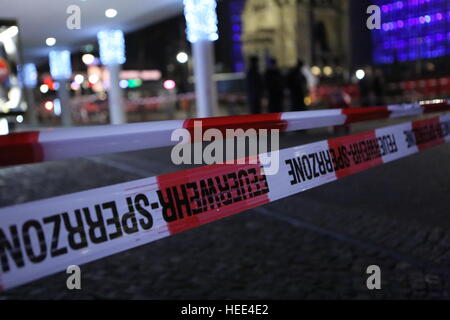 Berlino, Germania. Xix Dec, 2016. Un carrello guidato la sera a Berlino Mercatini di Natale a Breitscheidplatz nella Berlin-Charlottenburg. Ci sono molti morti e decine di feriti. © Simone Kuhlmey/Pacific Press/Alamy Live News Foto Stock