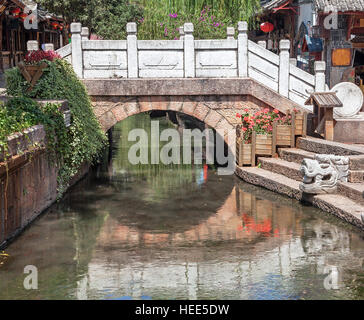 Antico ponte di Dayan old town. Lijiang, Cina. Foto Stock