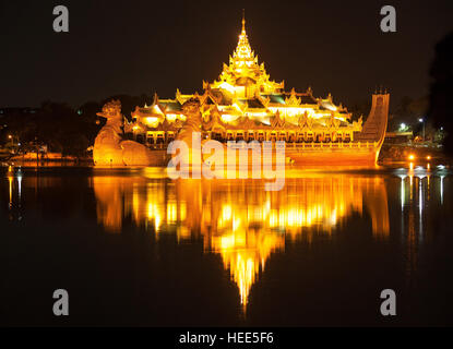 Karaweik palace di notte, Yangon, Myanmar Foto Stock