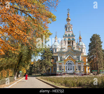 Cattedrale di ascensione, Russo cattedrale ortodossa in autunno. Almaty, Kazakhstan. Foto Stock