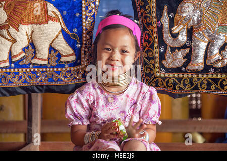 NYAUNGSHWE, MYANMAR - Marzo 1, 2014: Padaung non identificato (Karen) tribù ragazza pone per la fotocamera in Nyaungshwe, Myanmar. Le donne Padaung usura ri in ottone Foto Stock