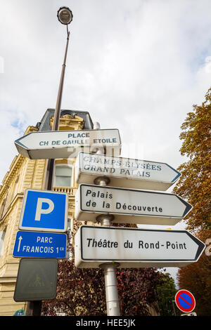 Lampione con indicazioni a Parigi, Francia Foto Stock