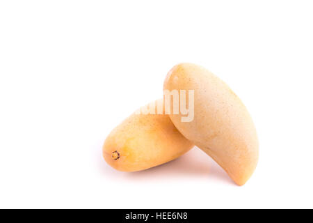 Close up Giallo mango tailandese isolati su sfondo bianco Foto Stock